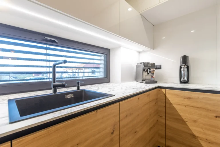 Elegantná kuchyňa v rodinnom dome s kombináciou luxusných materiálov