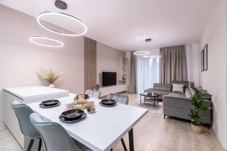 Pohľad na kuchyňu prepojenú s obývačkou v elegantnom interiéri