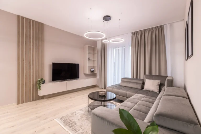 Zavesená skrinka pod televízorom v jednotnom dizajne s kuchyňou