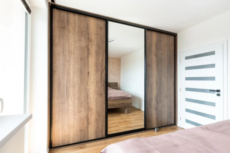 Detail zrkadlovej skrine v spálni s moderným riešením