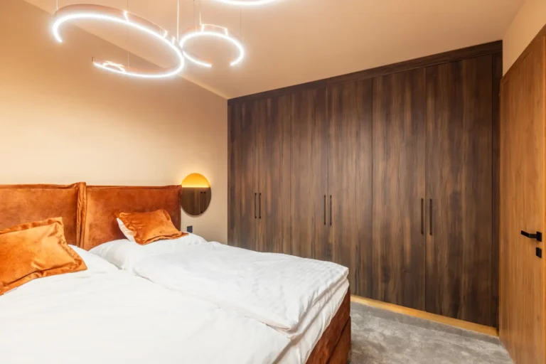 Moderná spálňa v apartmáne Donovaly s nábytkom od Kuchyne ENZO Nitra