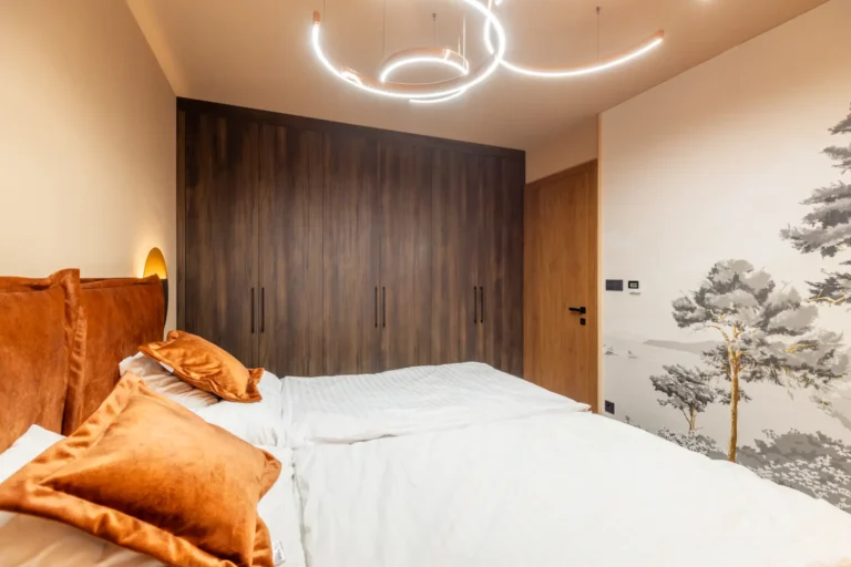 Detail vstavanej skrine po strop s elegantnými čiernymi úchytkami