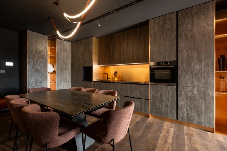 Moderný interiér horského apartmánu na Donovaloch v teplých tónoch dreva