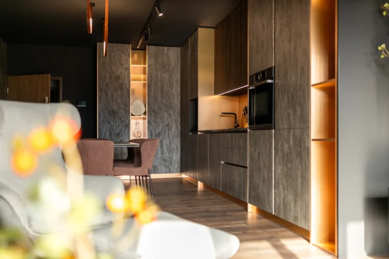 Kompaktná kuchynská linka na mieru do dovolenkového apartmánu