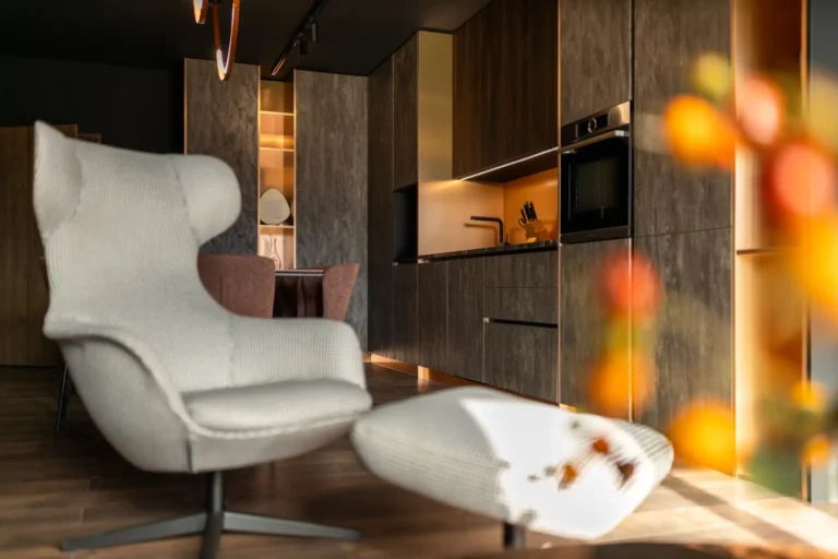 Pohľad na kompletnú realizáciu nábytku na mieru v horskom apartmáne