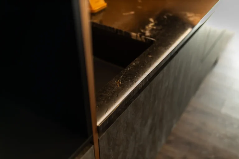 Dizajnový detail kuchynskej linky s matným kamenným povrchom