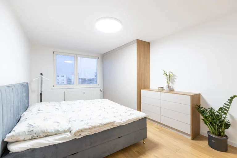Minimalistický interiér s dôrazom na funkčnosť a čistý dizajn