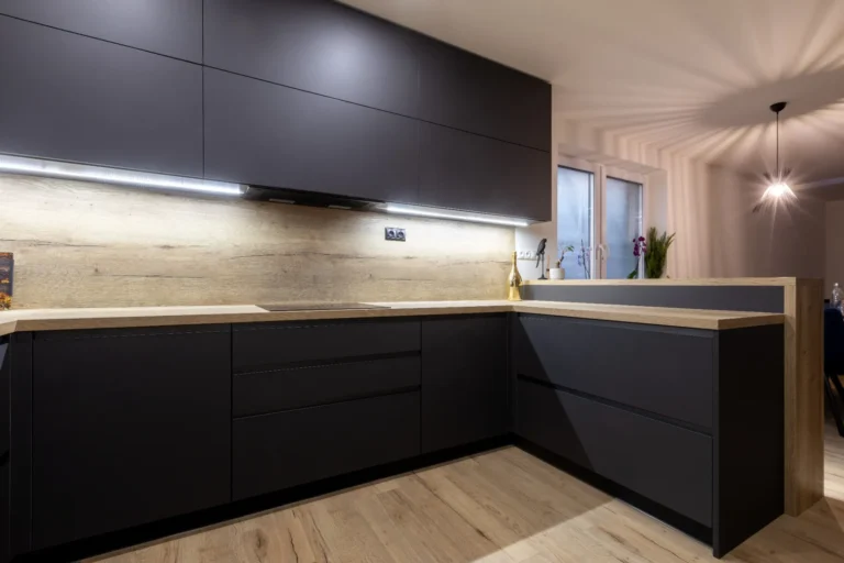 Detail čiernej kuchynskej linky s minimalistickými líniami