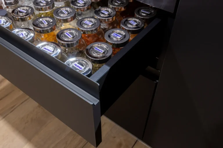 Úložné riešenia v kuchyni optimalizované pre maximálne využitie priestoru