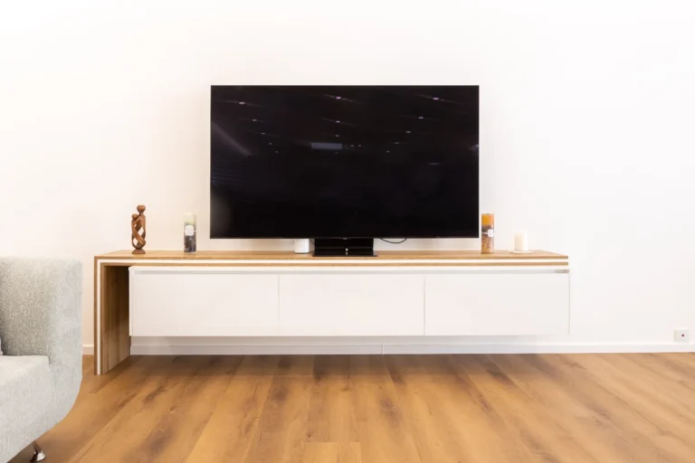 dizajnový stolík pod TV