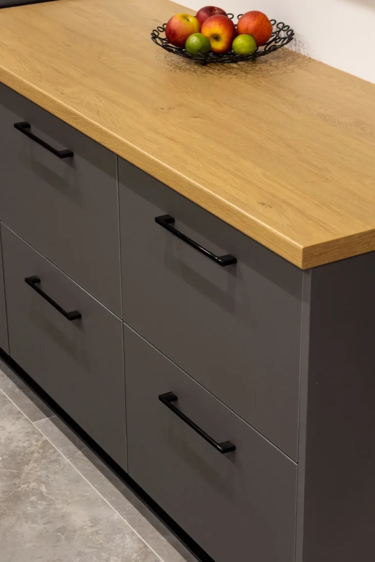 Detail kuchynskej linky s čiernymi úchytkami