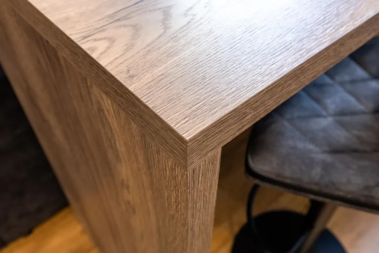 Detail drevenej dyhy v kontraste s tmavosivými skrinkami