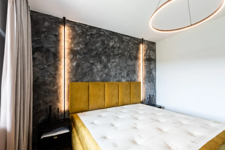 Elegantný interiér bytu v Nitre s dôrazom na funkčnosť a čisté línie
