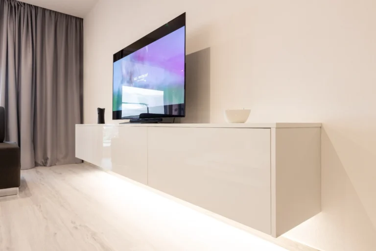 LED podsvietenie TV skrinky v obývačke
