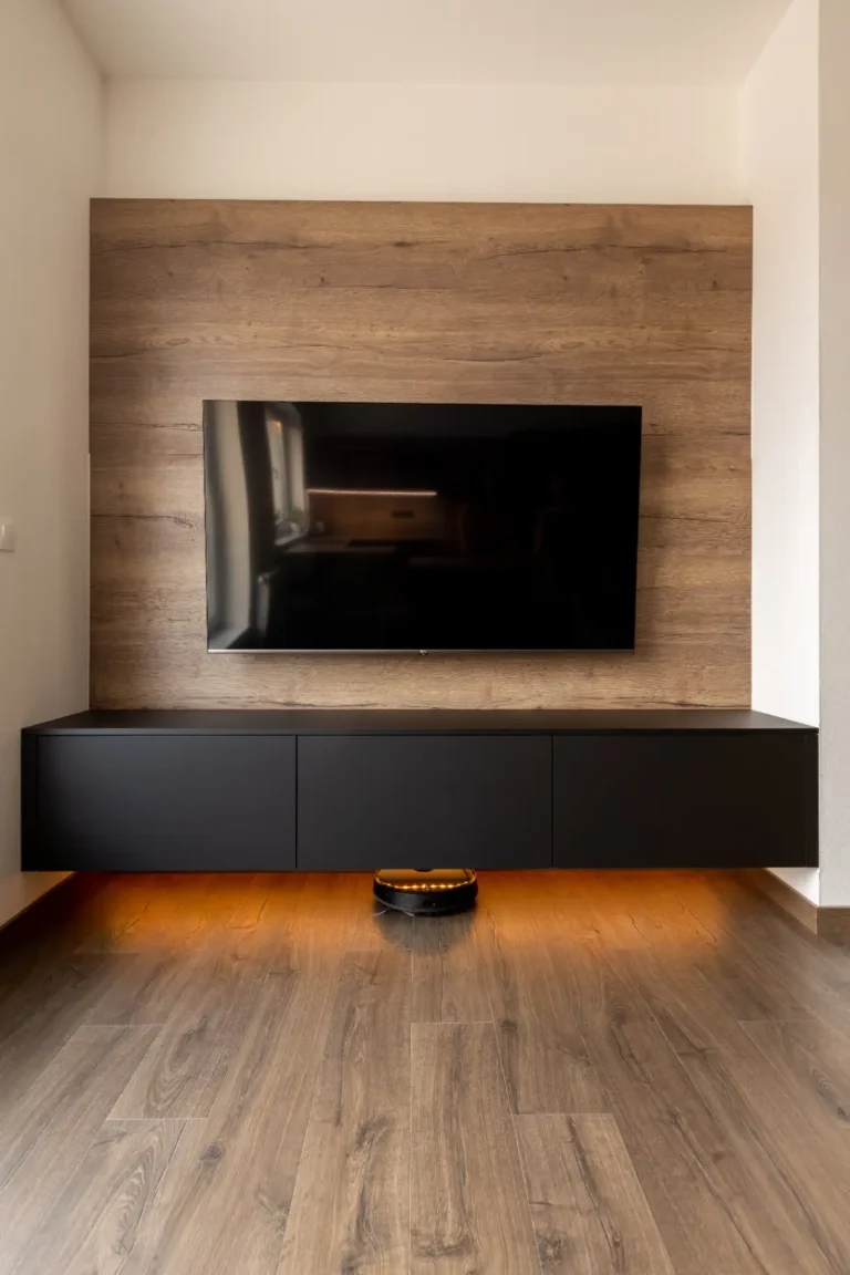 Detail dreveného obkladu za televízorom a moderného TV stolíka