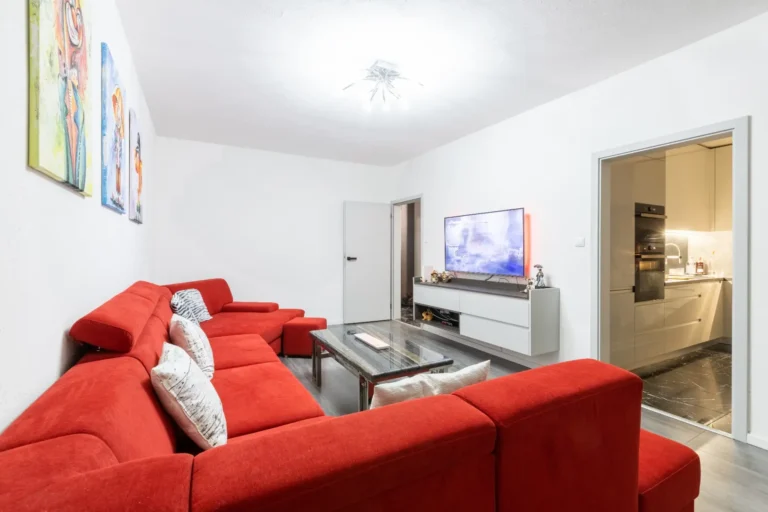 Minimalistický TV stolík v chlapskom dizajne s dreveným dekorom