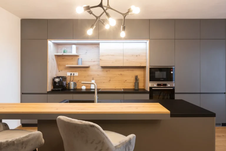 Dizajnová kuchyňa na mieru s čiernymi detailmi a elegantným kontrastom materiálov