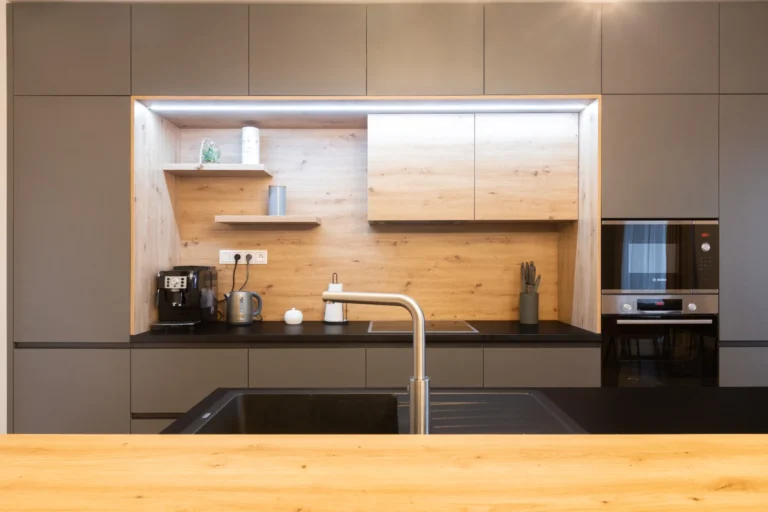 Minimalistická bezúchytková kuchyňa s čistými líniami a moderným dizajnom