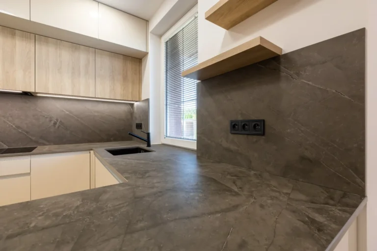 Ultrakompaktná sivá pracovná doska Dekton s čiernym keramickým drezom Blanco
