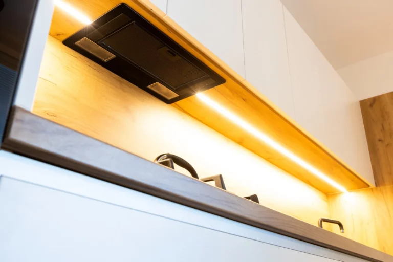 Detailné LED podsvietenie kuchynskej pracovnej dosky zapustené v drevenom obklade
