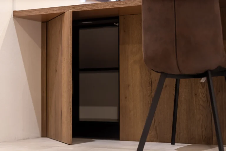 Detail úložného priestoru v barovom pulte v kuchyni