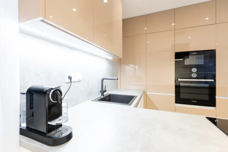 leská capuccino kuchyňa a beton Chicago sivá pracovná doska