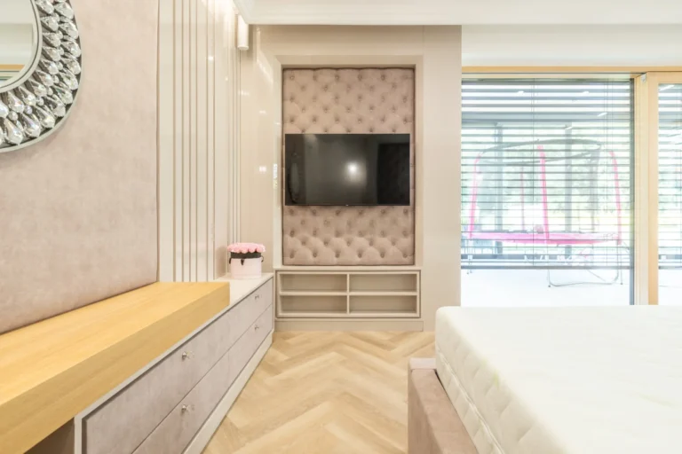 luxusná spalná rúžovo biela s TV