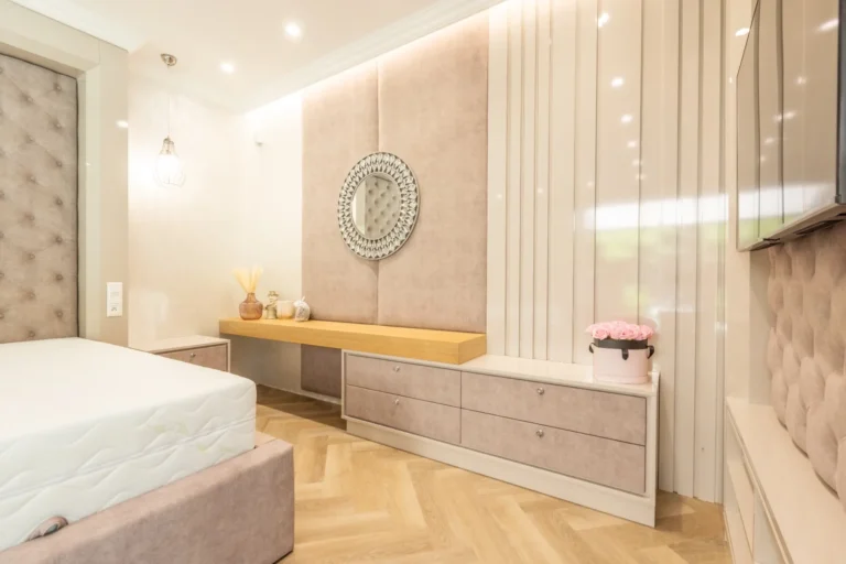 luxusná spálňa so zrkadlom na mieru rúžovo biela Bratislava
