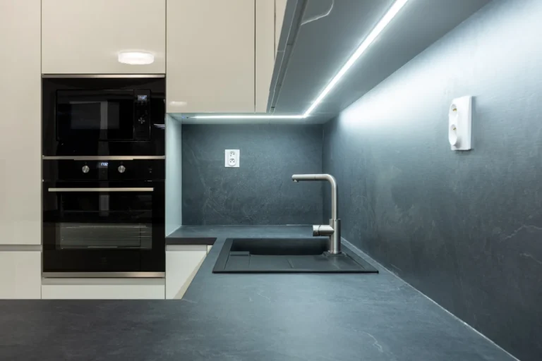 Moderná malá kuchyňa s minimalistickým dizajnom a bezúchytkovým riešením