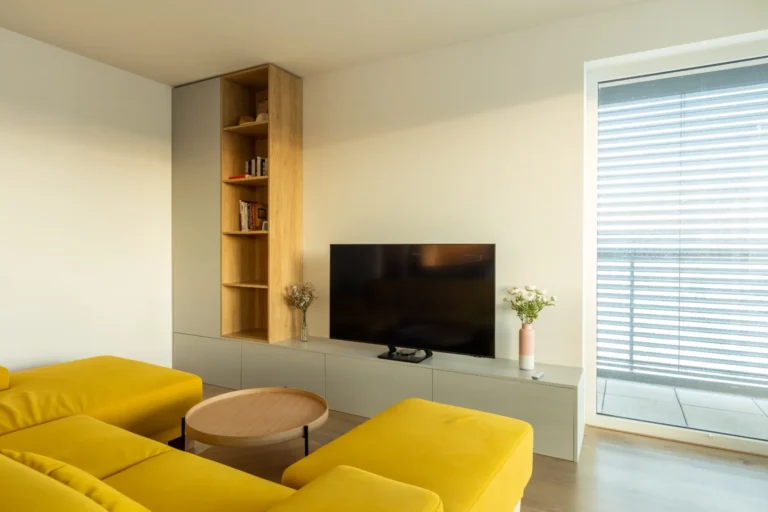 pohľad na obývačku na mieru v sivo svetlej farbe a drevodekor