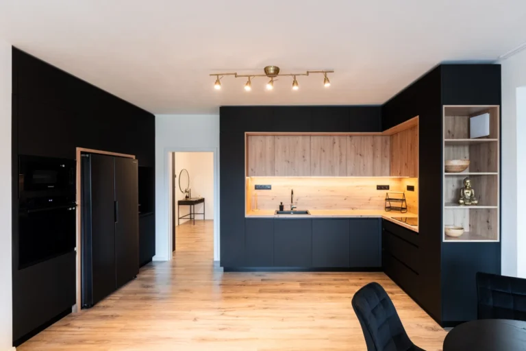 Minimalistická kuchyňa do rohu s čiernym drevodekorom