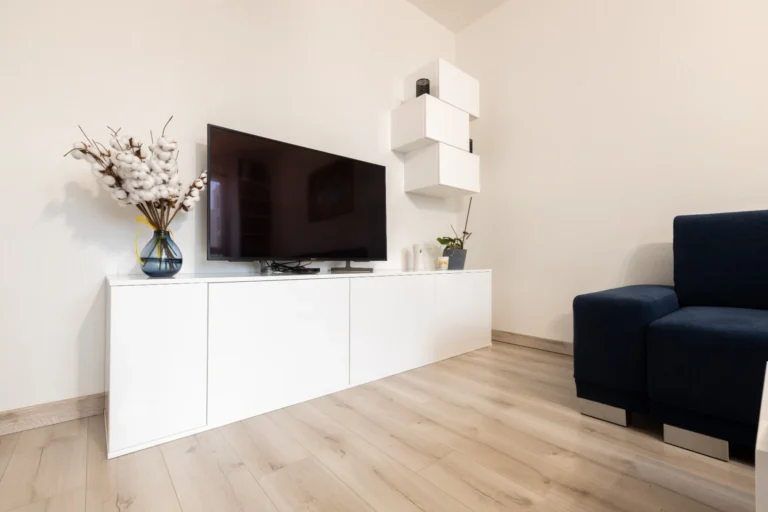 Presvetlená kuchyňa a biela skrinka pod TV Nová Nitra
