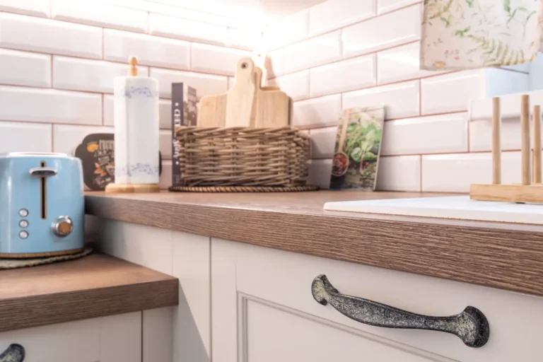 Detail kuchynskej linky v rustikálnom štýle s kovovými úchytkami