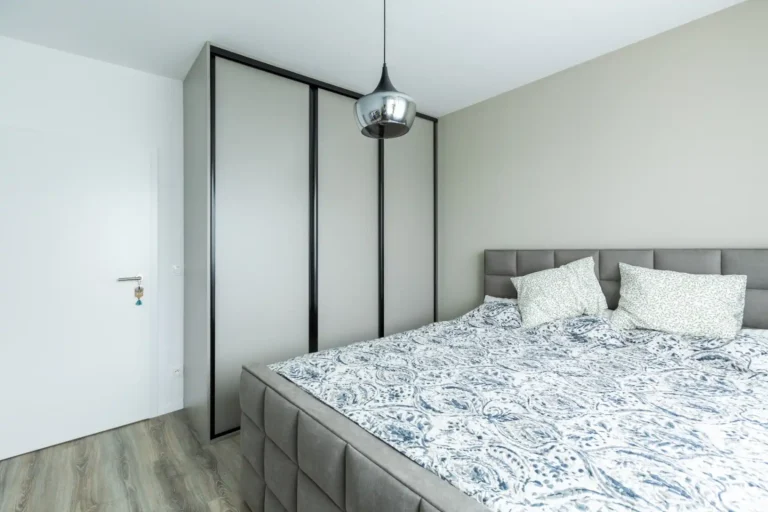 moderná vysoká skriňa v spální s čiernym orámovaním