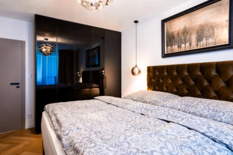 Moderný interiér obývačky s luxusnými detailmi a osvetlením