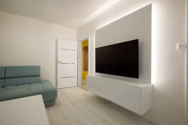 Detail podsvietenia bielej steny za TV pre optické zväčšenie priestoru