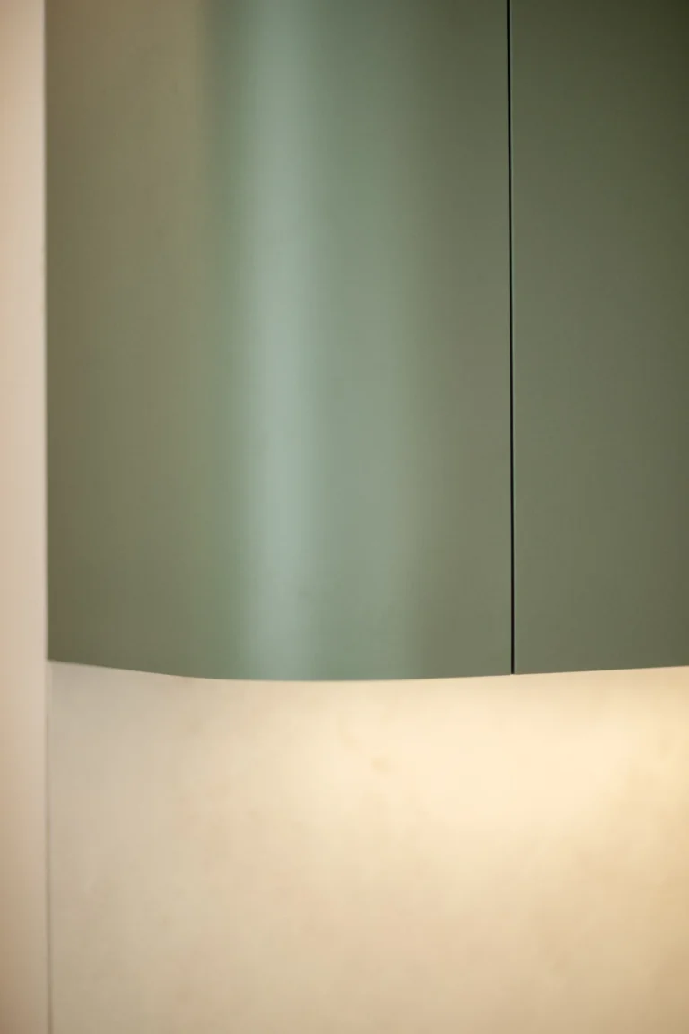Detail oblúkovej skrinky v eukalyptovej zeleej farbe a s LED podsvietením