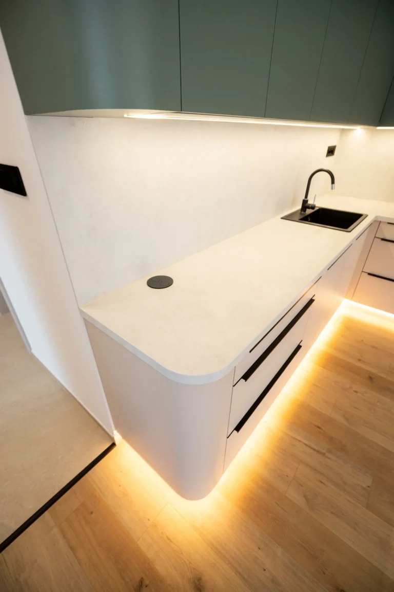 LED osvetlenie sokla a dizajnový detail oblúkov