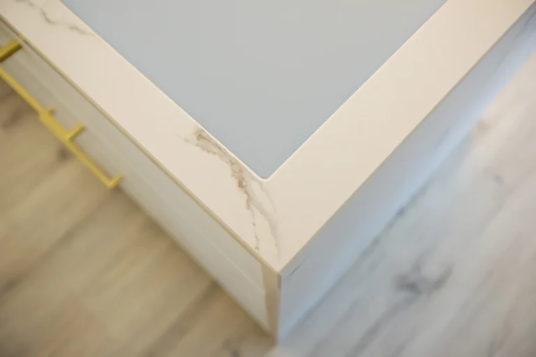 detail keramická pracovná doska Dekton Aura 15 Natural